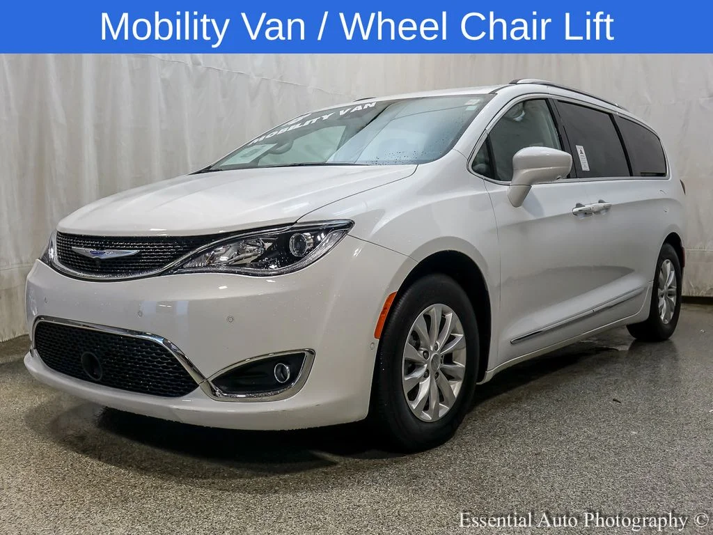 2018 Chrysler Pacifica Touring L Plus's photo