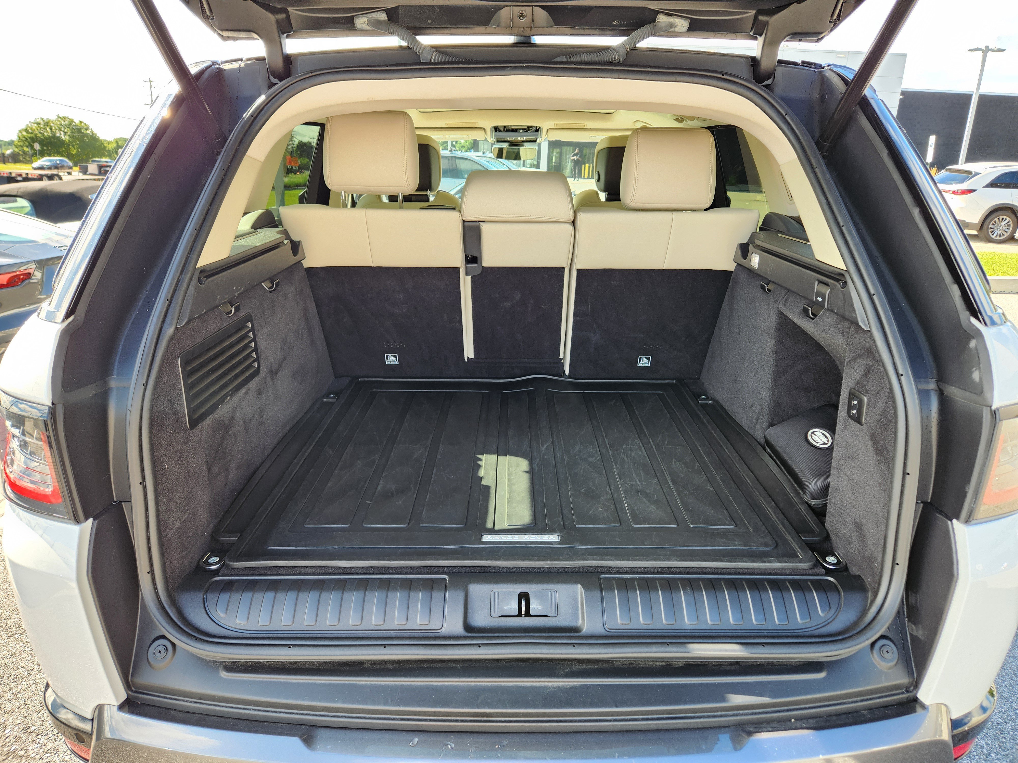 Used 2022 Fuji White Land Rover HSE Silver Edition image 8