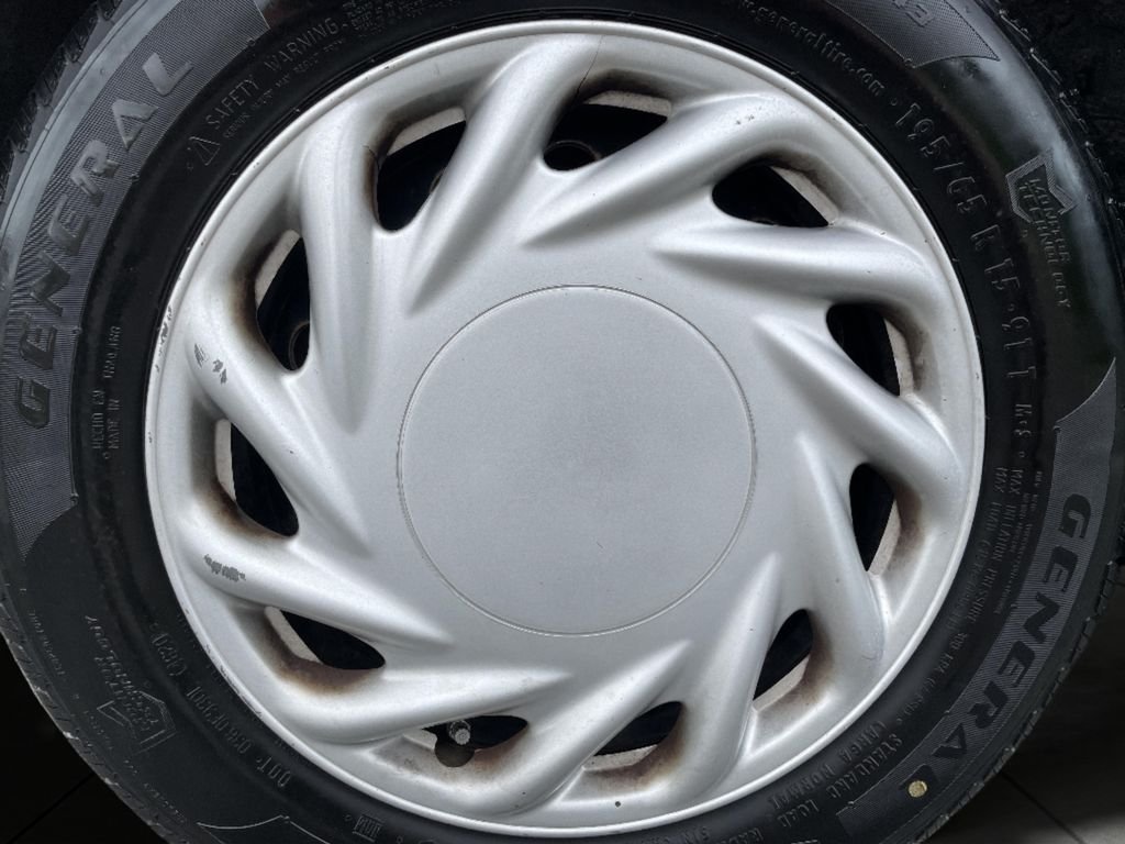 Used 2011 Gray Toyota LE image 28