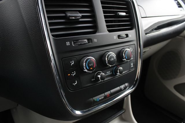 Used 2019 Black Dodge SXT image 15