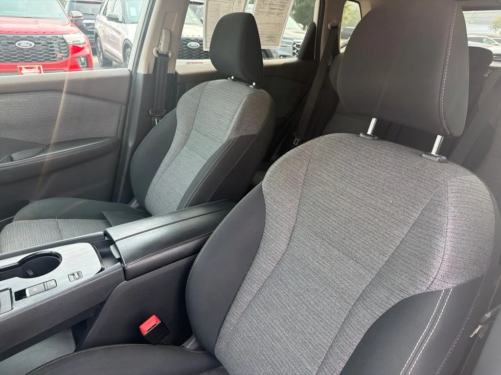 Used 2022 White Nissan S image 17