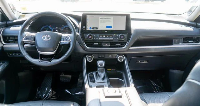 Used 2025 White Toyota  image 19