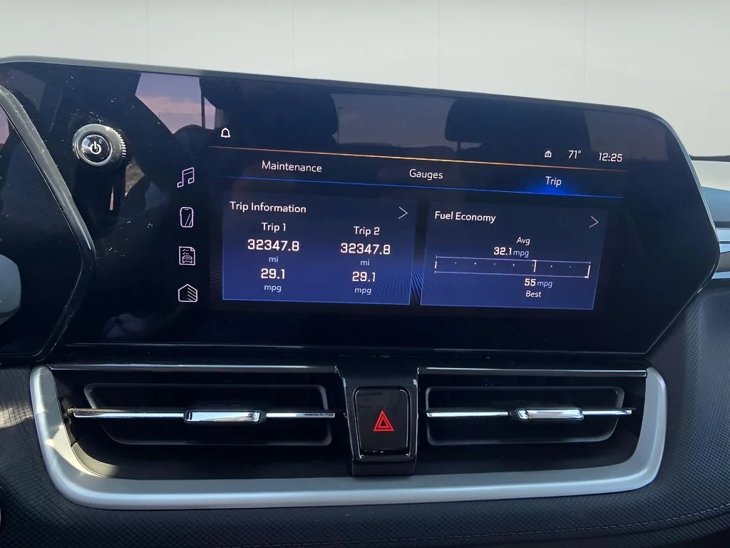 Used 2025 Summit White Chevrolet LT image 17