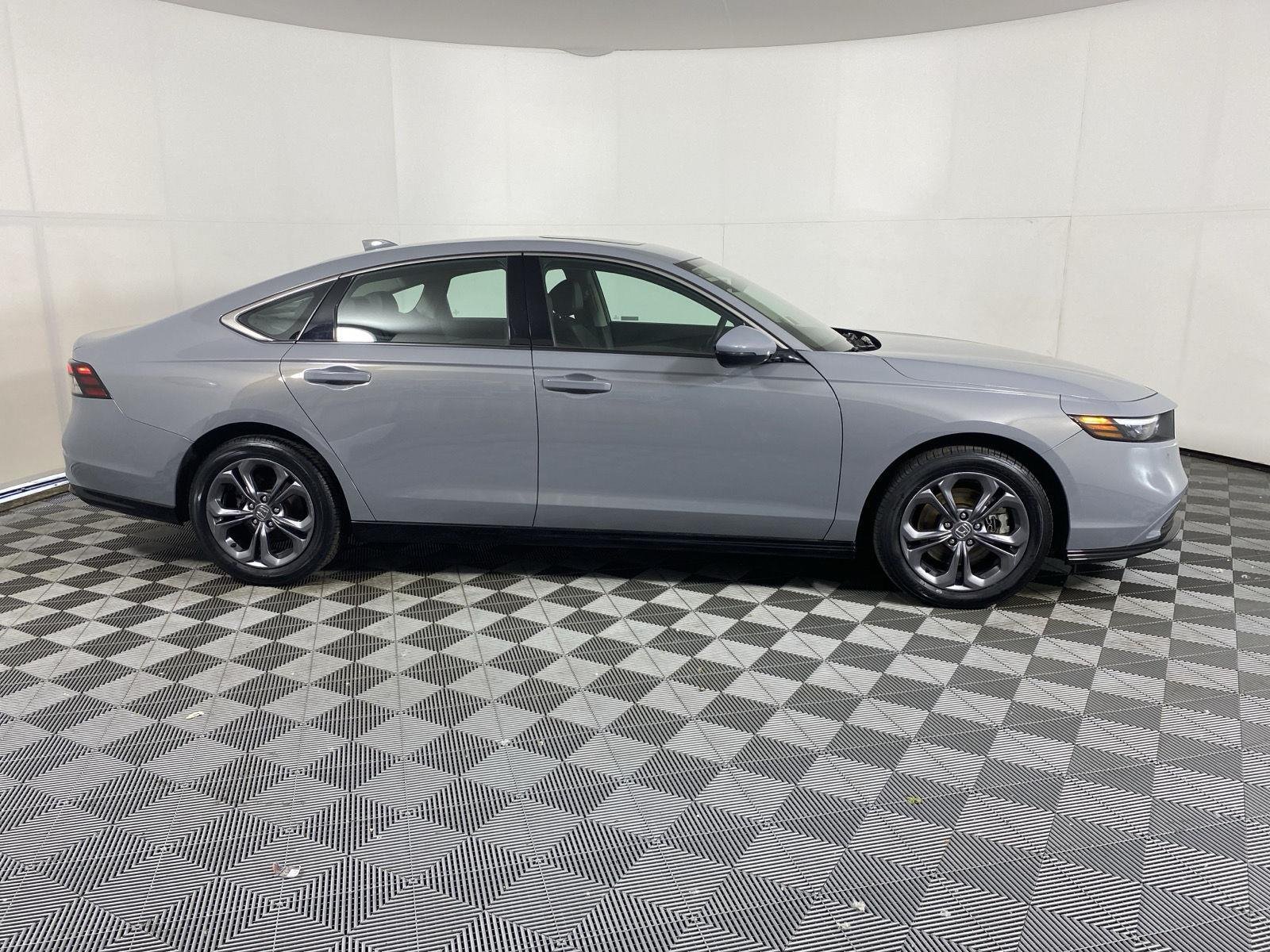 Used 2024 Urban Gray Pearl Honda EX-L image 9