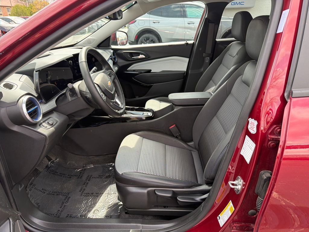 2025 Chevrolet Trax LT - Photo 11