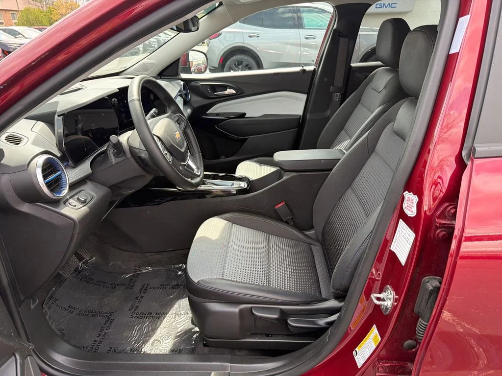 2025 Chevrolet Trax LT - Photo 11
