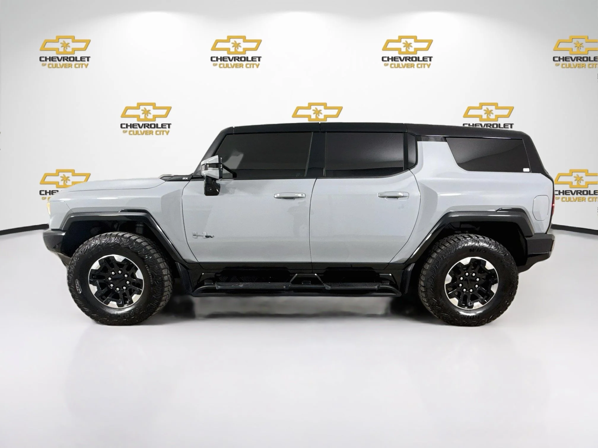 Used 2024 Meteorite Metallic (Grey) GMC 2X image 5