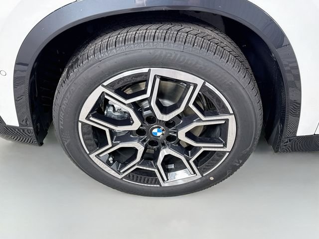 New 2026 White Metallic BMW xDrive28i image 30