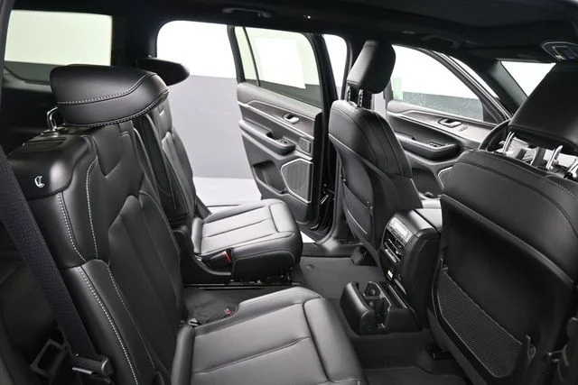 New 2026 Diamond Black Crystal Pearlcoat Jeep Limited image 23