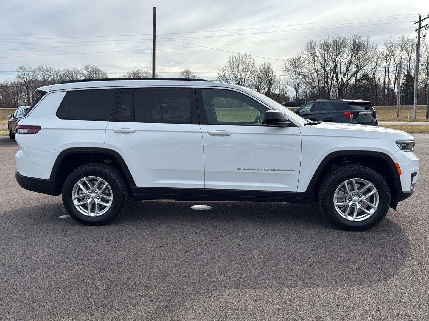 New 2026 Bright White Clear-Coat Exterior Paint Jeep Laredo X image 11
