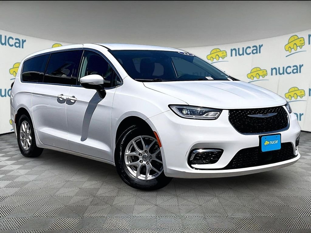 2023 Chrysler Pacifica Touring L's photo