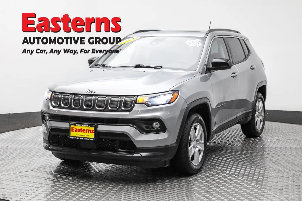 Used 2022 Silver Jeep Latitude image 1