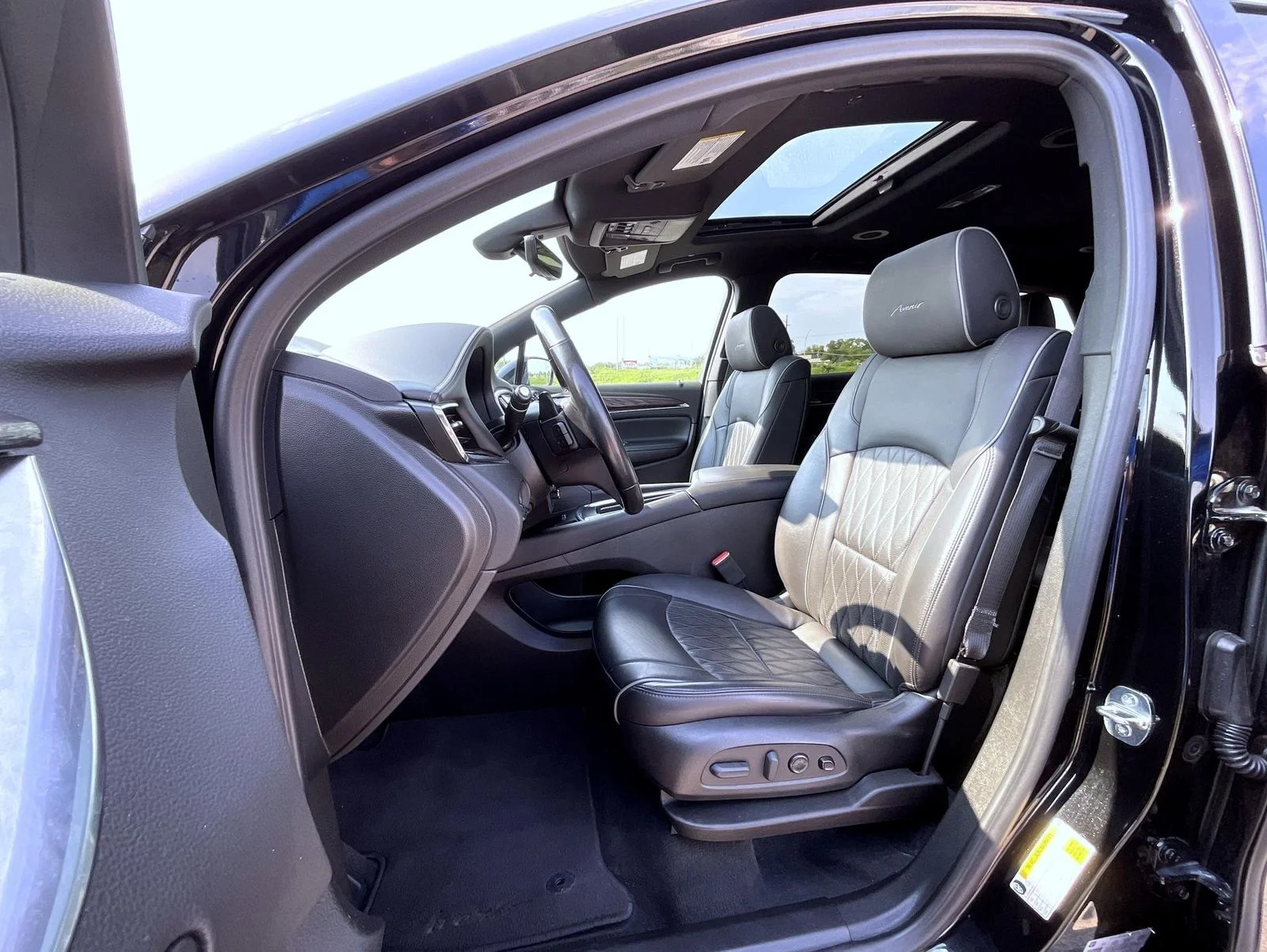 Used 2023 Black Buick Avenir image 10