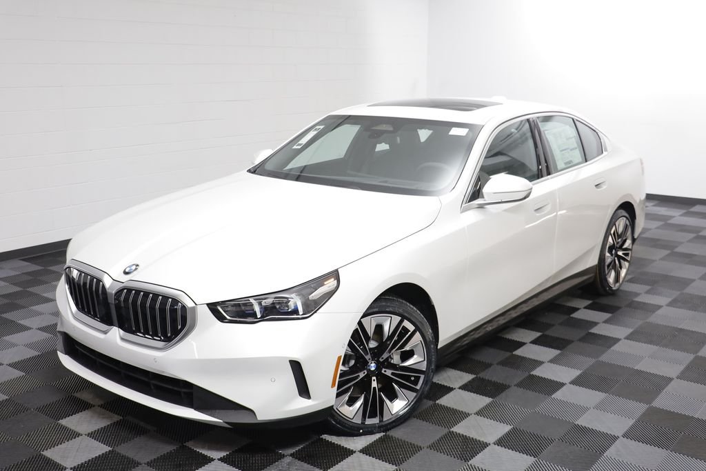 New 2026 Mineral White Metallic BMW 530i xDrive image 2