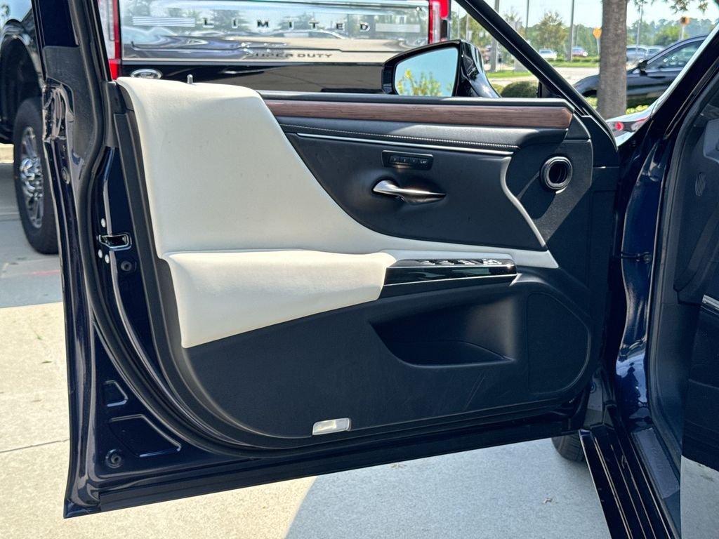 Used 2025  Lexus 350 image 12