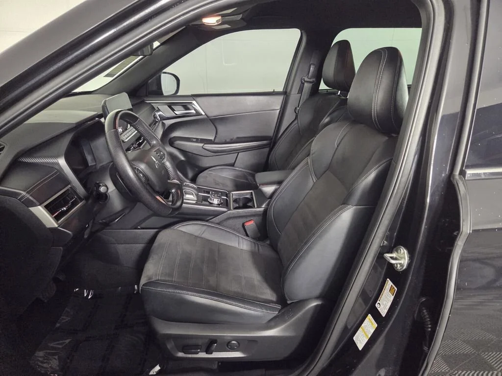 Used 2023 Black Mitsubishi SE Black Edition image 9
