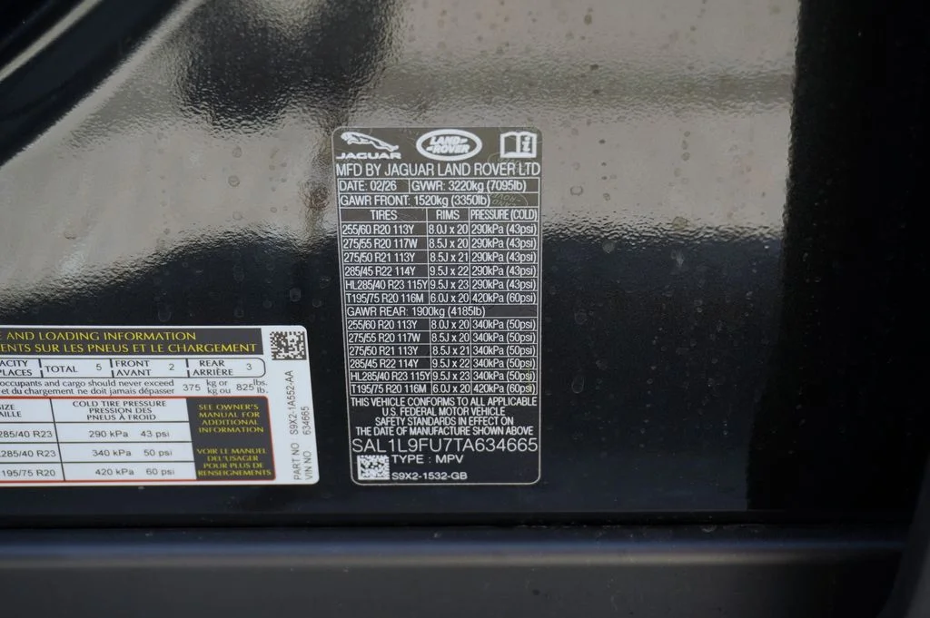 New 2026 Santorini Black Land Rover Dynamic SE image 34