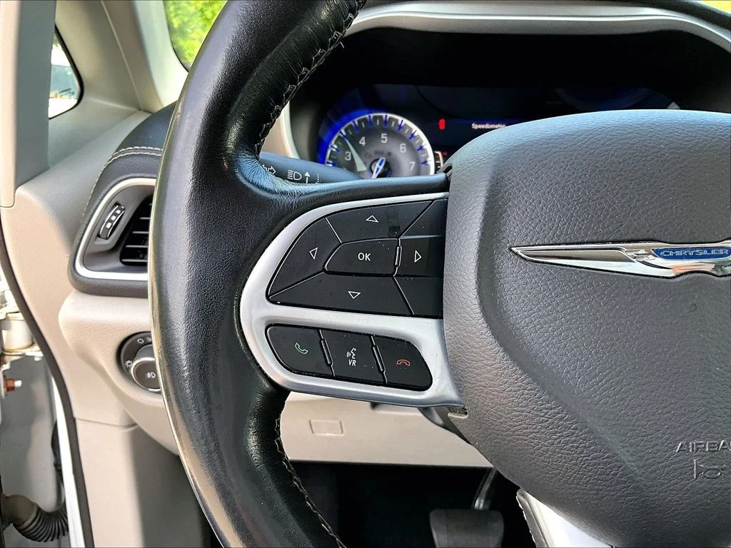 Used 2021 Bright White Clearcoat Chrysler Touring L image 24