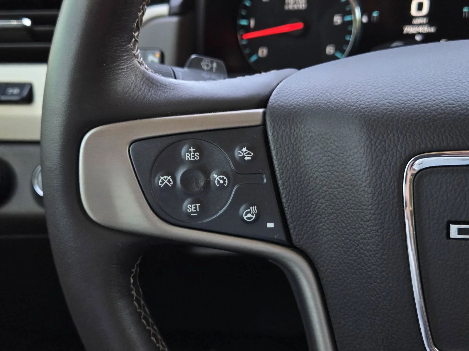 Used 2017 White Frost Tricoat GMC Denali image 18