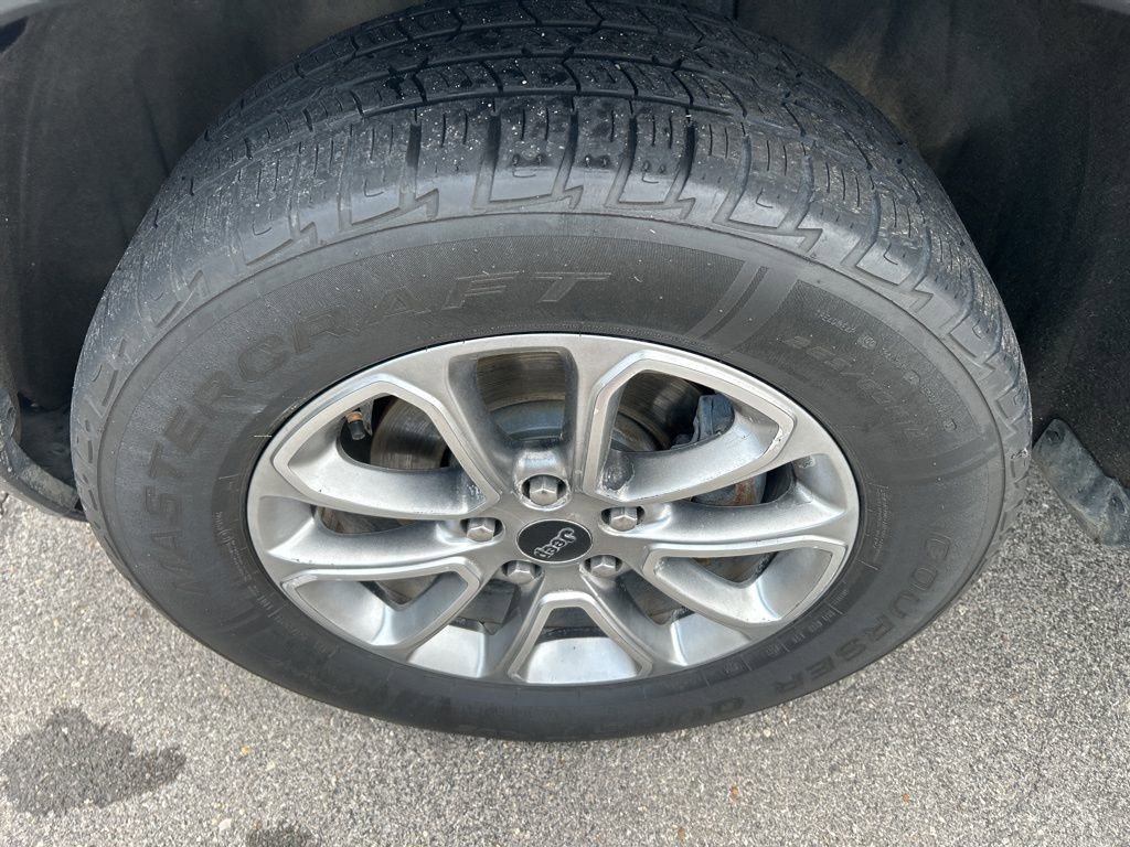 Used 2014  Jeep Limited image 9
