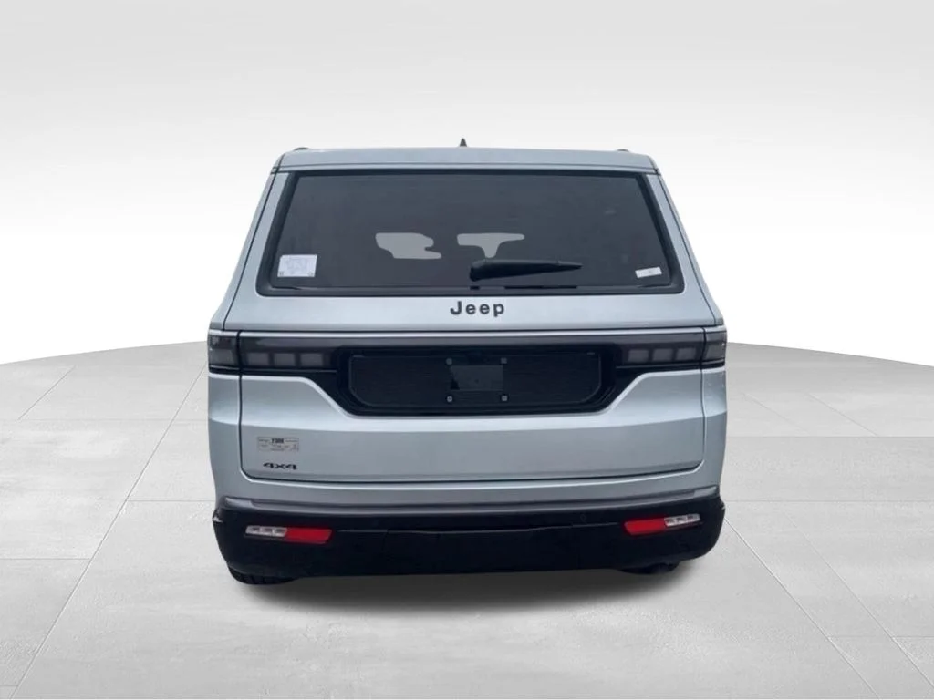 New 2026 Silver-Zynith Exterior Paint Jeep  image 4