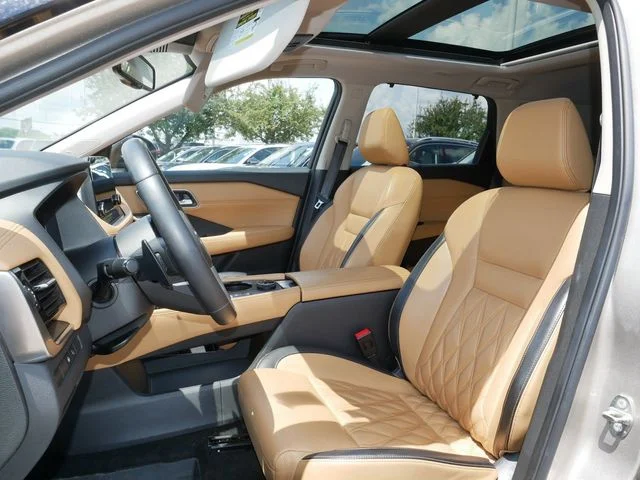 Used 2021 Gold Nissan Platinum image 14