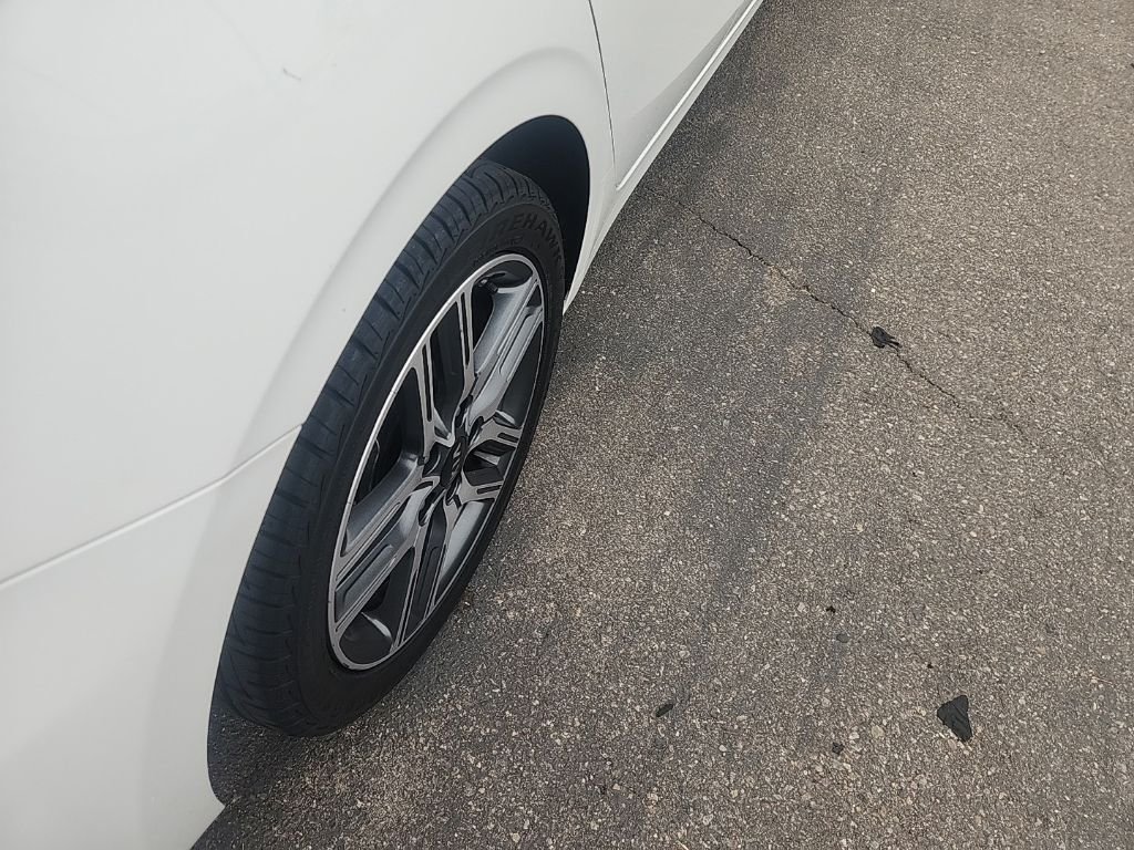 Used 2019 White Kia S image 14