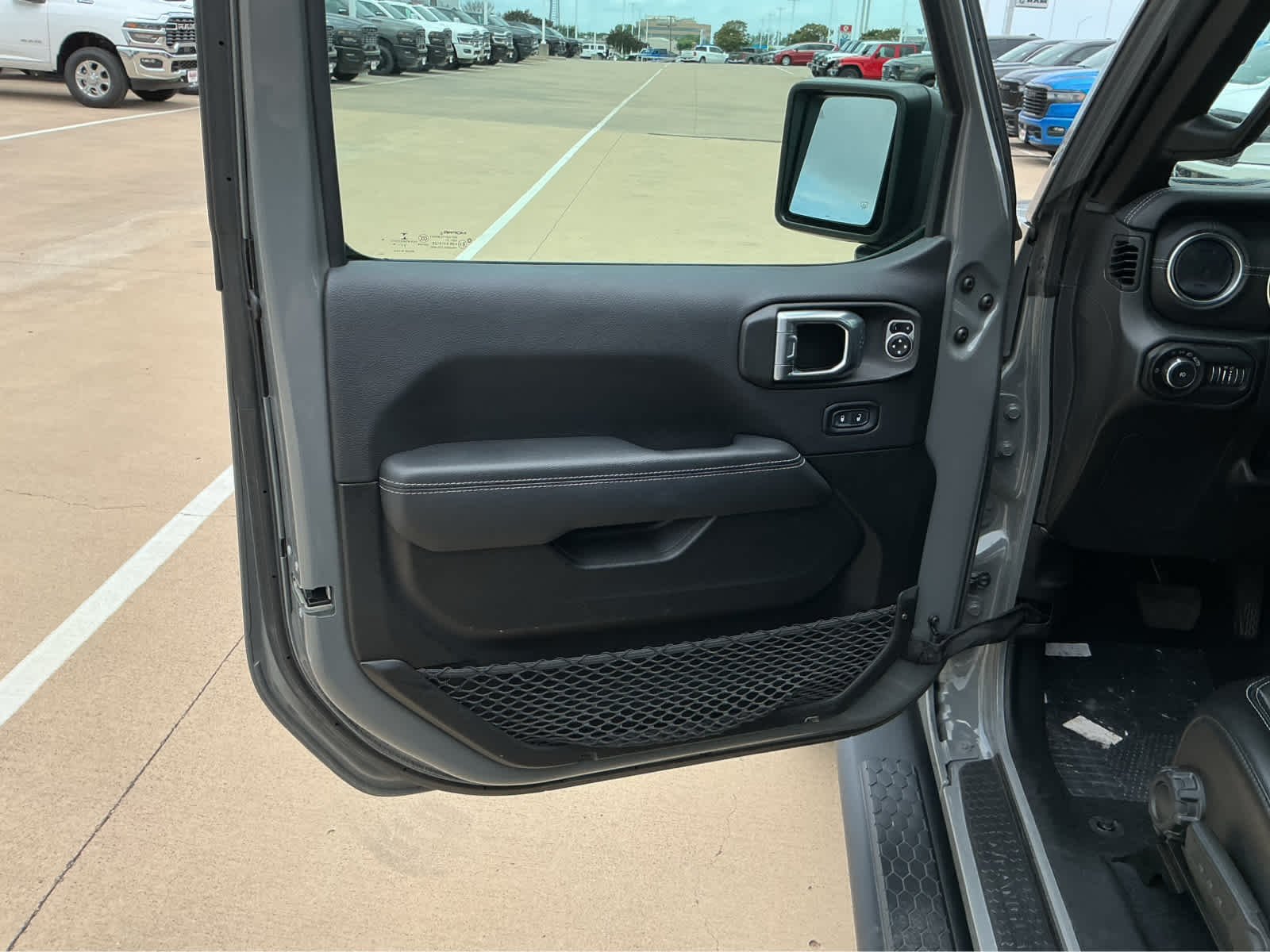 Used 2022 Sting-Gray Clearcoat Jeep Unlimited Sahara image 14