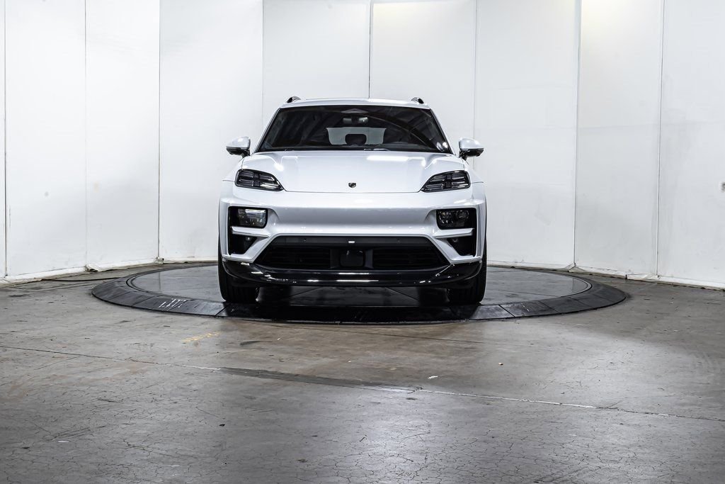2025 Porsche Macan Turbo Electric - Photo 10