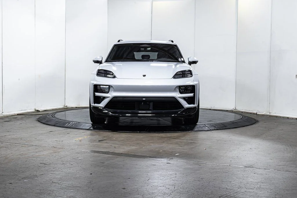 2025 Porsche Macan Turbo Electric - Photo 10
