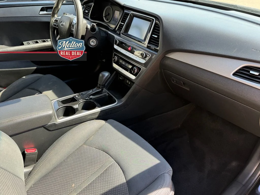 Used 2018 Black Hyundai SE image 11