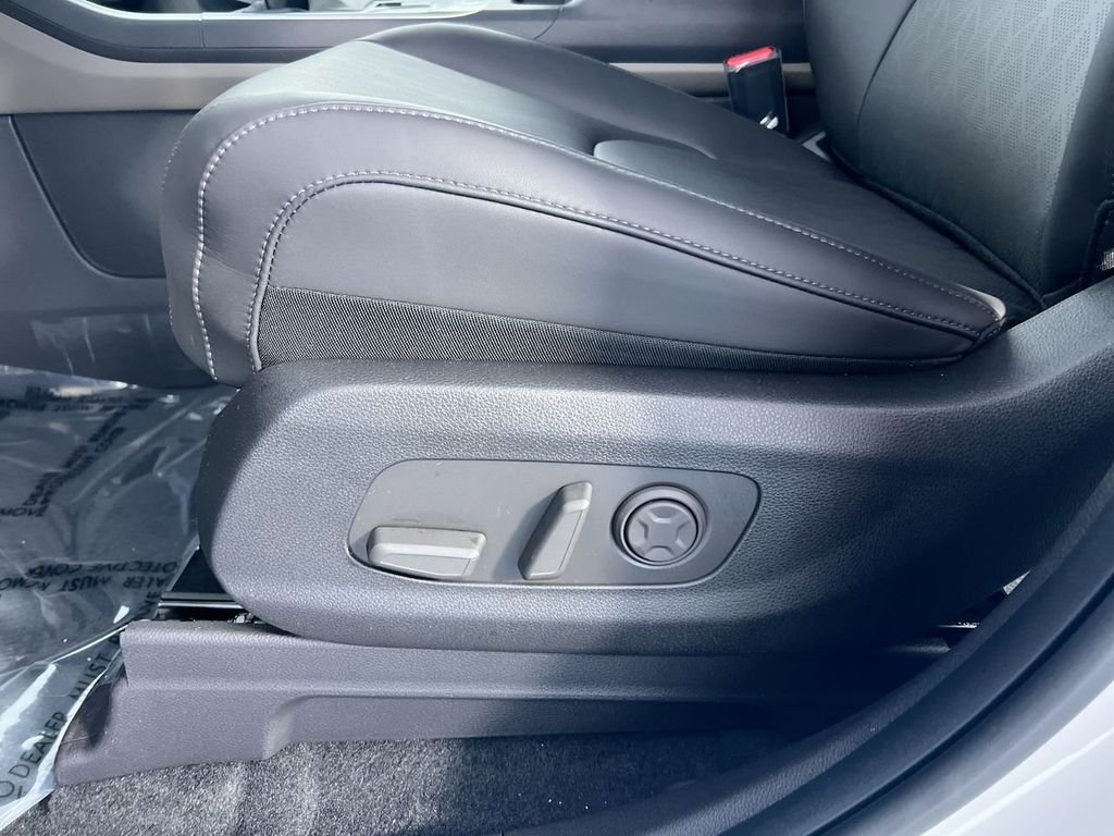 New 2026 Snow White Pearl Kia LXS image 14