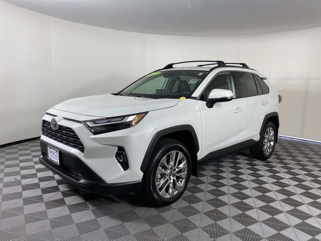 Used 2025 Beige Toyota XLE Premium image 4