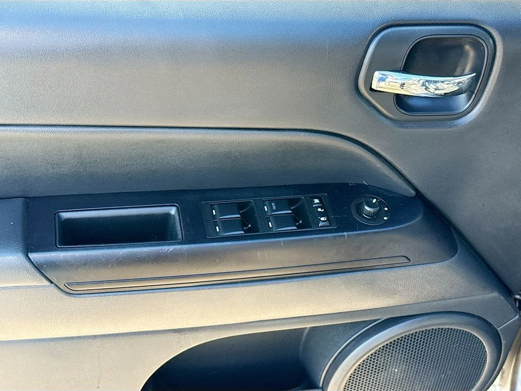 Used 2016 Gray Jeep Latitude image 19