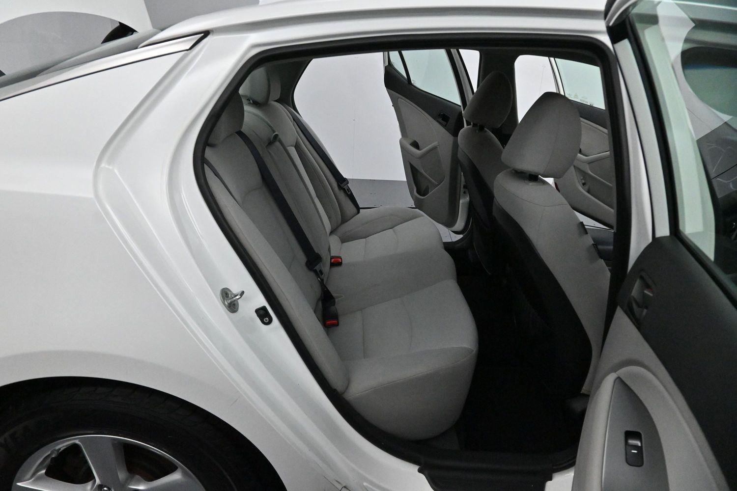 Used 2015 Snow White Pearl Kia LX image 30