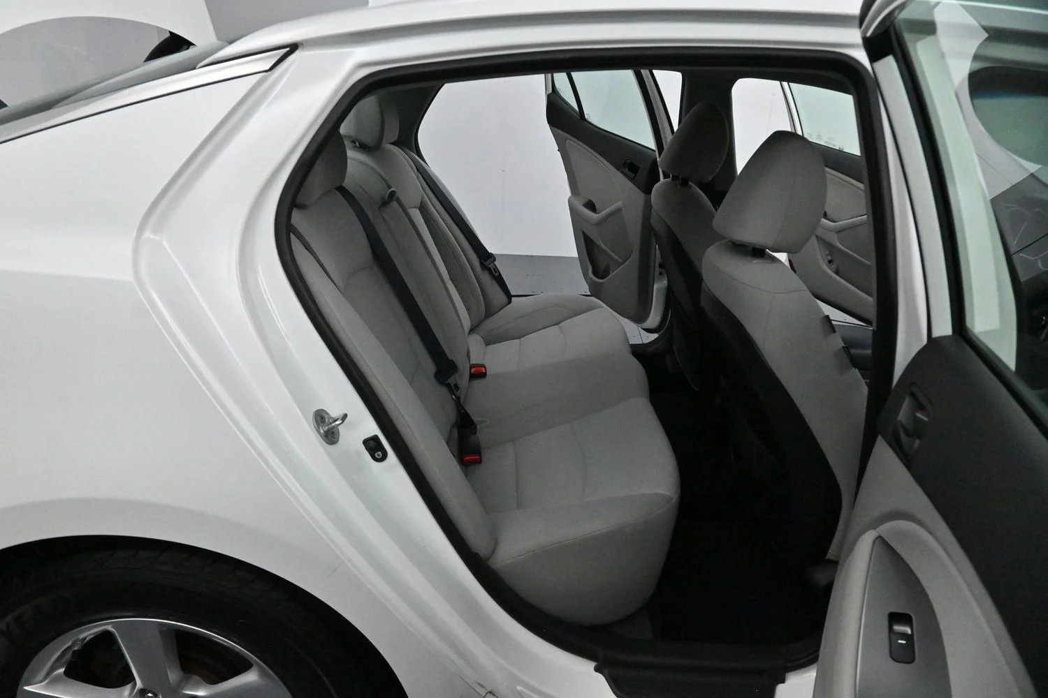 Used 2015 Snow White Pearl Kia LX image 30