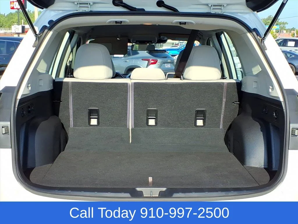 Used 2023 White Subaru  image 23