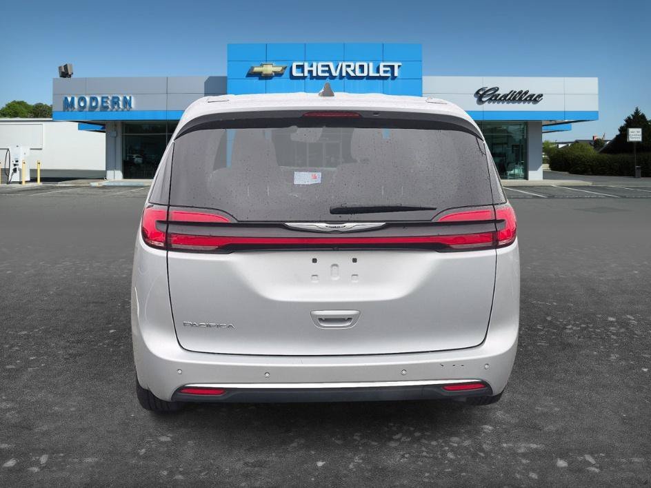 Used 2024 Silver Mist Clearcoat Chrysler Touring L image 4
