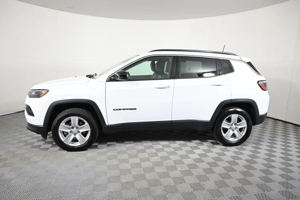 Used 2022 White Jeep Latitude image 2