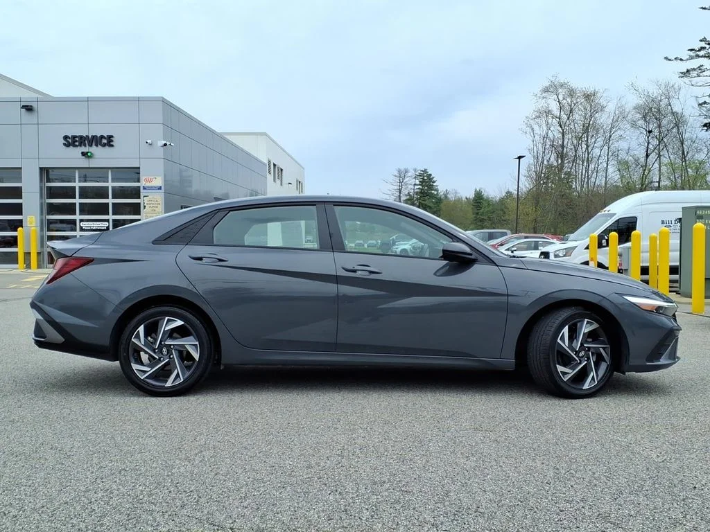 Used 2025 Gray Hyundai SEL Sport image 2