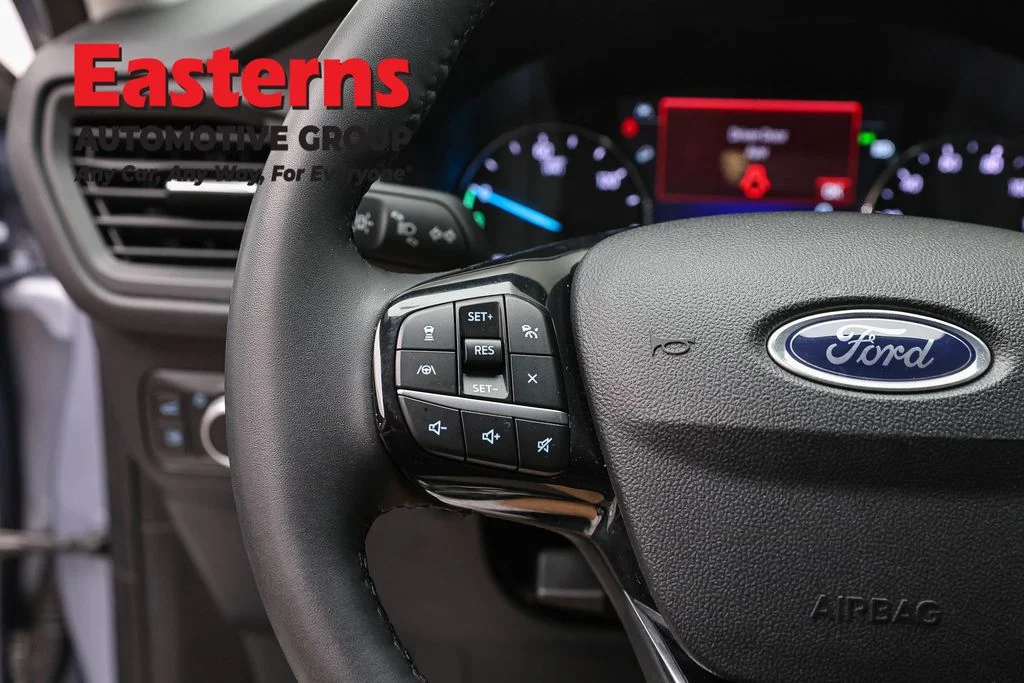 Used 2022 Blue Ford SE image 15