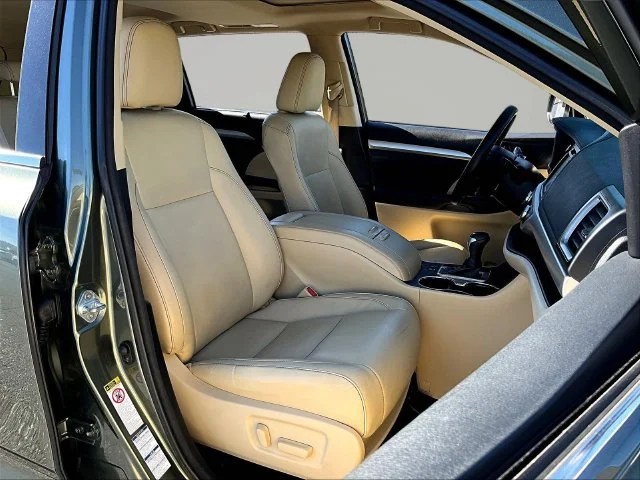 Used 2018 Green Toyota XLE image 35