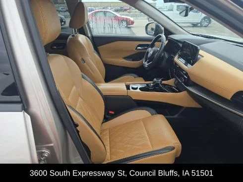 Used 2023 Gold Nissan Platinum image 9