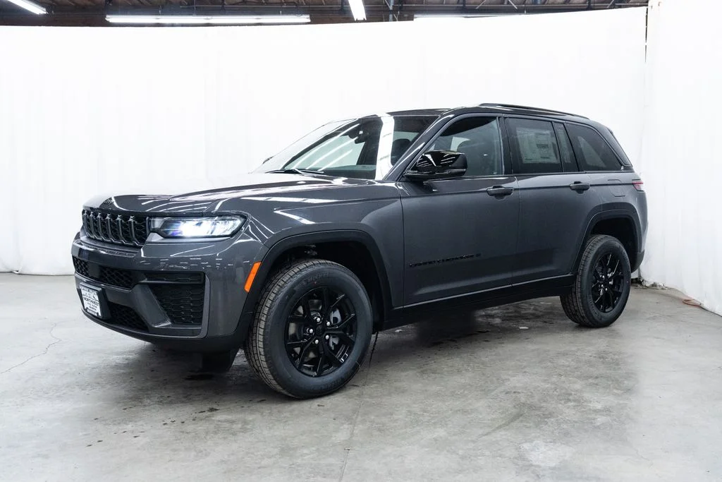 New 2026 Baltic Gray Metallic Clear-Coat Exterior Paint Jeep Altitude image 3