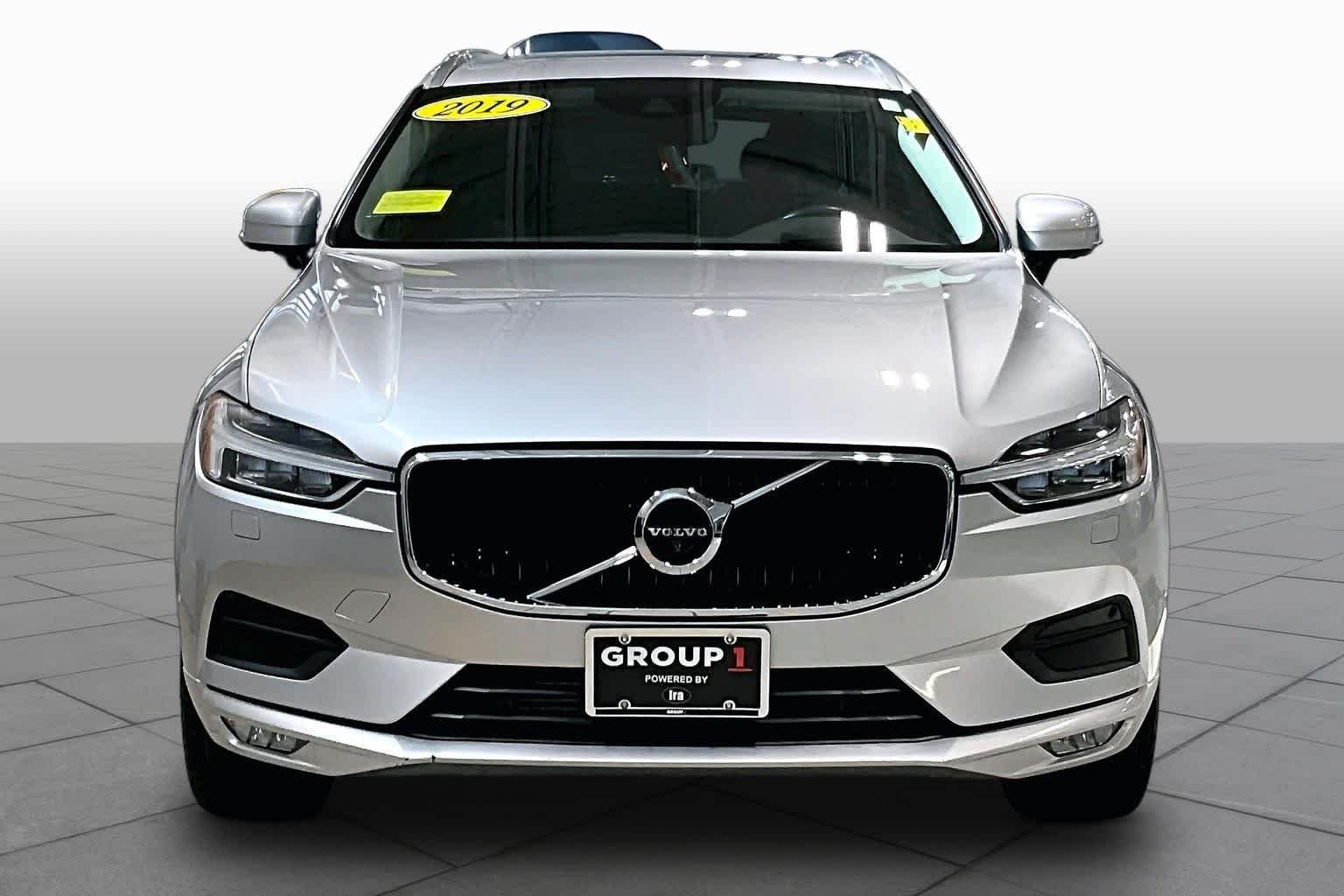 Used 2019 Bright Silver Metallic Volvo Momentum image 4