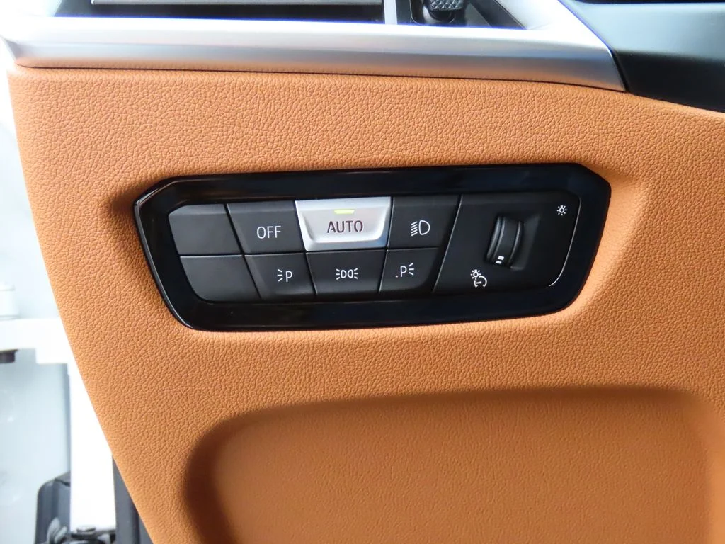 New 2026 White BMW 330i xDrive image 38