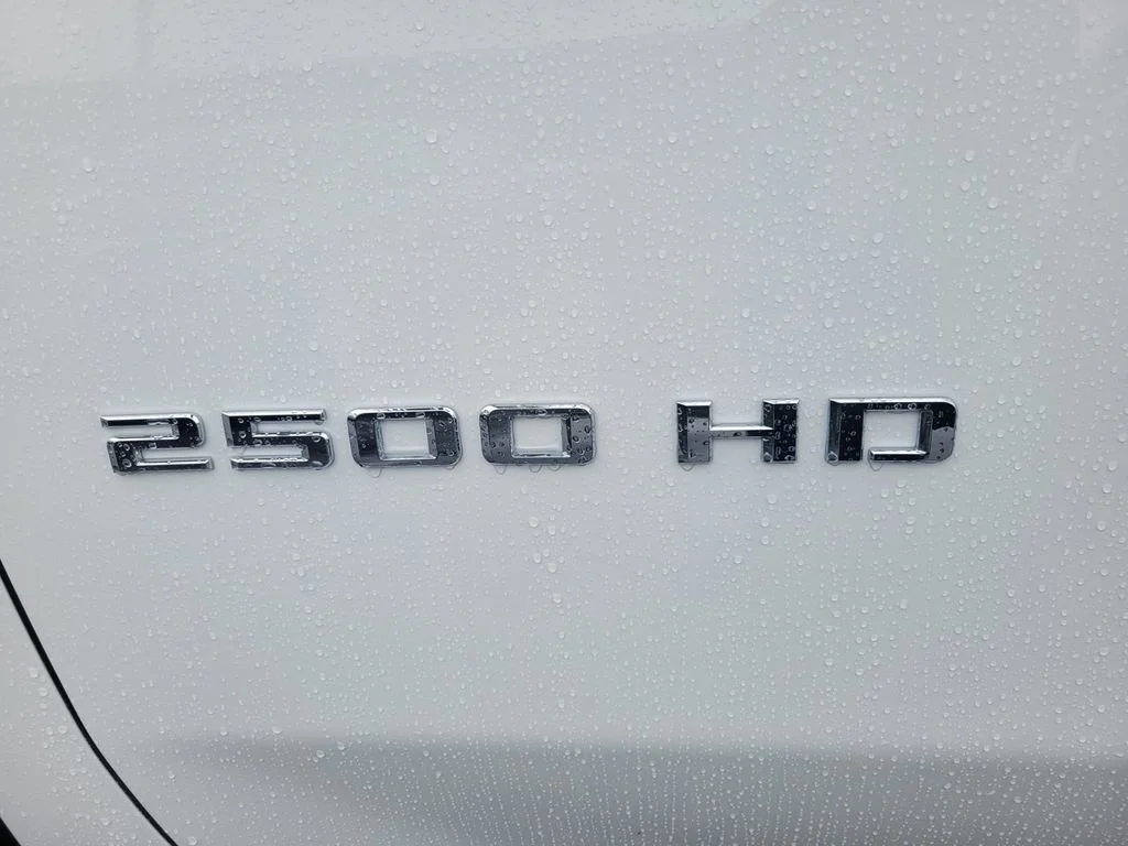 New 2026 Summit White Chevrolet WT image 7