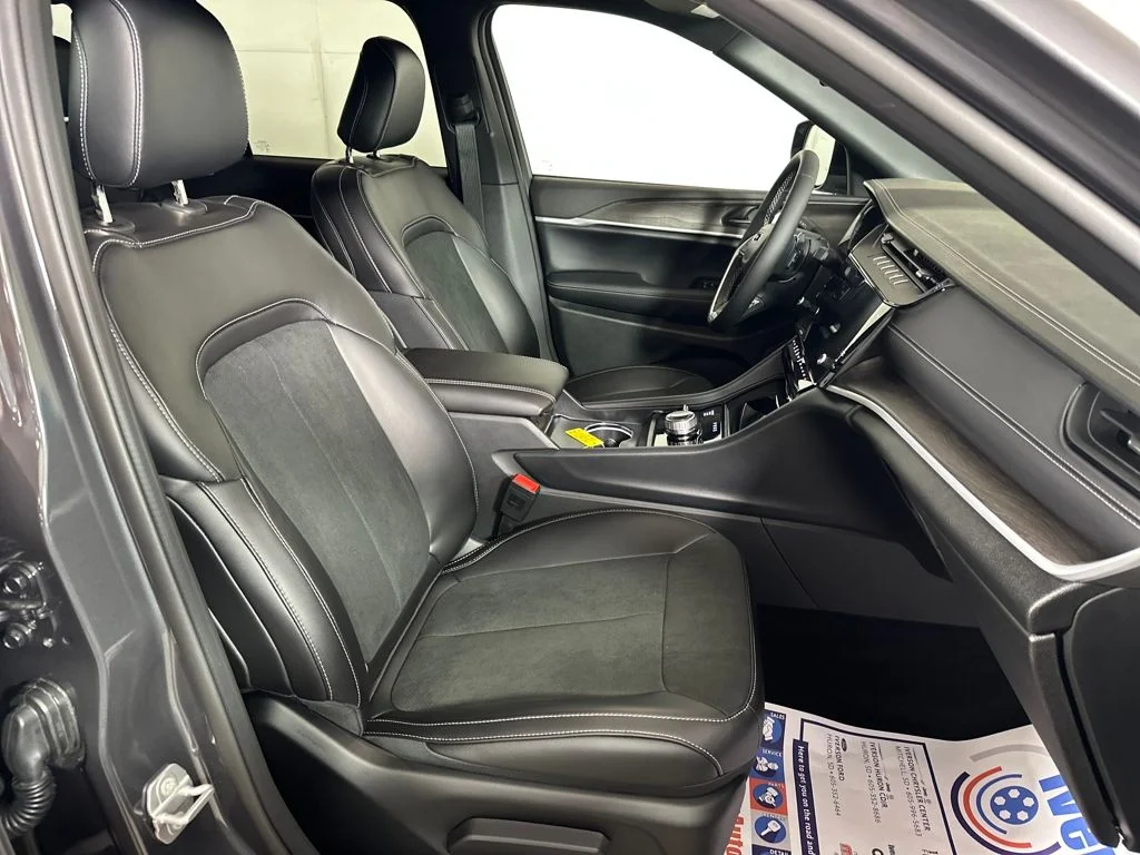 New 2026 Baltic Gray Metallic Clear-Coat Exterior Paint Jeep Altitude image 30
