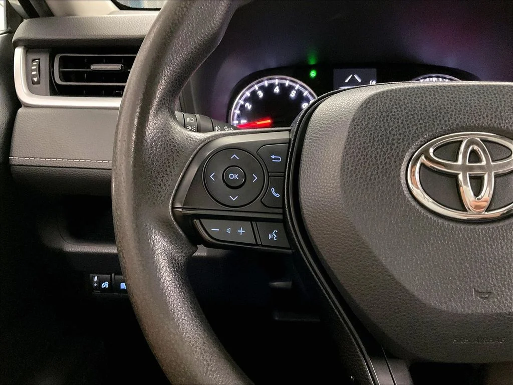 Used 2020 Silver Toyota XLE image 22