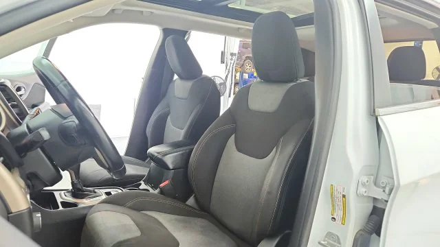 Used 2014 White Jeep Latitude image 17